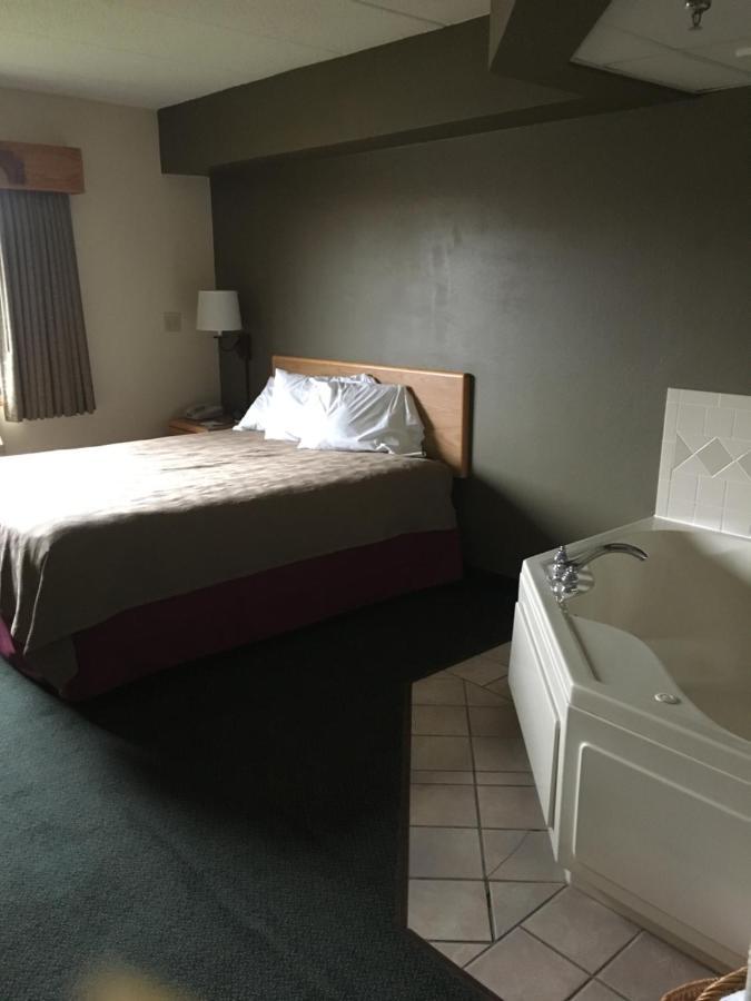 Moose Lake Lodge & Suites מראה חיצוני תמונה