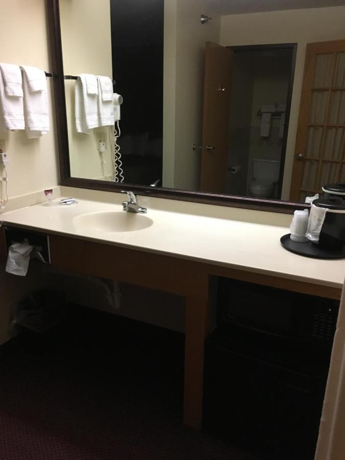 Moose Lake Lodge & Suites מראה חיצוני תמונה