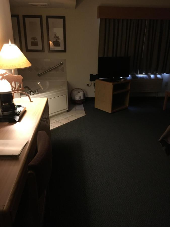 Moose Lake Lodge & Suites מראה חיצוני תמונה