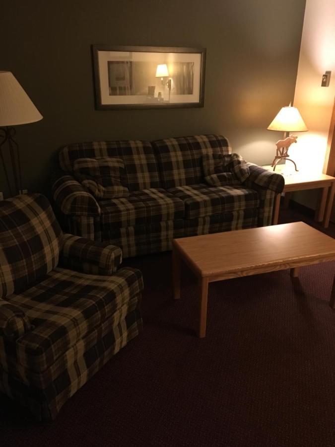 Moose Lake Lodge & Suites מראה חיצוני תמונה