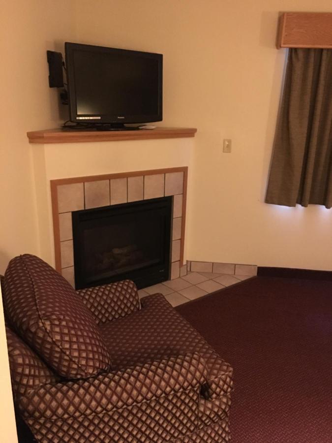 Moose Lake Lodge & Suites מראה חיצוני תמונה