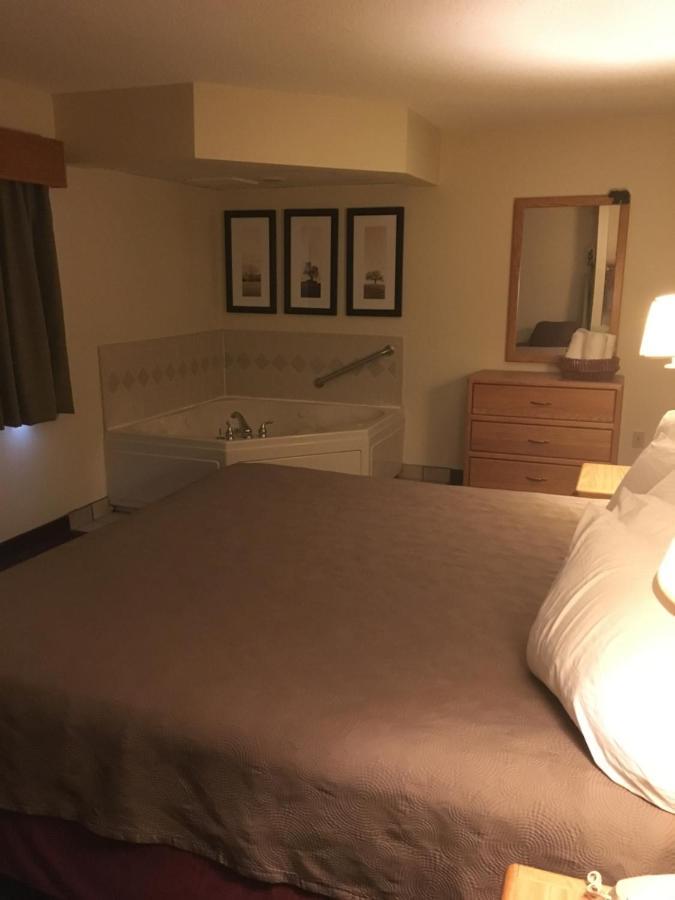 Moose Lake Lodge & Suites מראה חיצוני תמונה